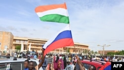 Pristalice nigerskog Nacionalnog vijeća za zaštitu domovine mašu nigerskim i ruskim zastavama dok demonstriraju u znak podrške vojnom udaru u Niameju 6. avgusta.