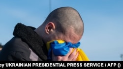 Повідомлення про страти українських військовополонених в зоні бойових дій, про катування та жорстоке поводження в полоні РФ надходять регулярно. На фото: український військовополонений в день обміну полоненими 31 січня 2024 року