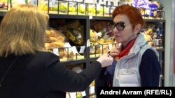 De cele mai multe ori, cumpărătorii nu citesc etichetele. Cumpără pâinea cea mai albă și cea mai pufoasă. Doamna din imagine a fost printre cei mai avizați consumatori pe care i-am întâlnit.