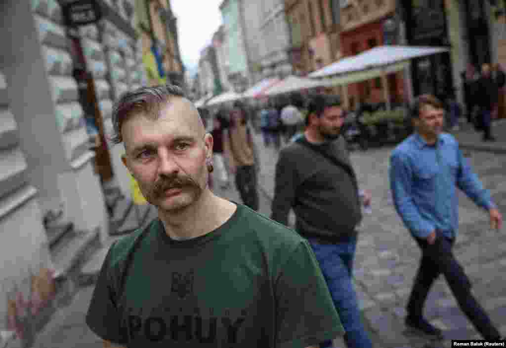 Общественный моральный дух остаётся высоким, украинцы считают своих военных героями. Ябченко говорит, что те, кто побывал на поле боя, как правило, более реалистичны. Он обеспокоен тем, что многие мужчины призывного возраста не будут готовы к ожесточённому ближнему бою и мощному артиллерийскому огню, если их призовут в армию 