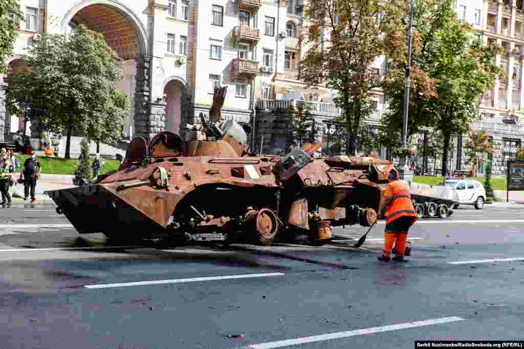 Комунальники прибирають Хрещатик від іржі, уламків та попелу, на який розсипається знищена військова російська техніка. Рух Хрещатиком буде перекритим до 28 серпня
