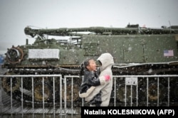 Echipamente militare occidentale capturate de forțele rusești în Ucraina au fost expuse la complexul memorial al celui de-al Doilea Război Mondial, în vestul Moscovei pe 8 mai 2024.