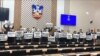 'Krađa neće proći', 'Prodali ste izbore' i 'Beograd vas neće' pisalo na transparentima u Skupštini Beograda 19. februara. kada je trebalo da bude održana konstitutivna sednica, no u sali su se pojavili samo odbornici opozicionih koalicija "Srbija protiv nasilja" i NADA.