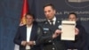 Načelnik Policijske uprave u Beogradu pokazuje plan škole koji je policija pronašla u stanu osumnjičenog za napad na OŠ "Vladislav Ribnikar" (3. maj 2023. godine)