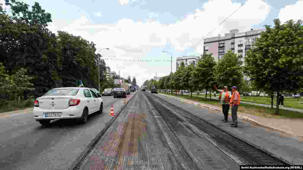 Одна з центральних вулиць міста 1 березня 2022 року та нове шосе у травні 2023 року (праворуч). Окупація Бучі тривала 28 днів на початку повномасштабного вторгнення – із 3 до 31 березня 2022 року