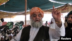مولانا فضل الرحمان یوې غونډې ته وینا کوي ـ پخوانی انځور.