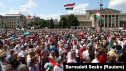 Pristalice mađarskog opozicionog lidera Petera Mađara na skupu u Budimpešti 8. juna uoči izbora za predstavnike u Evropskom parlamentu. 