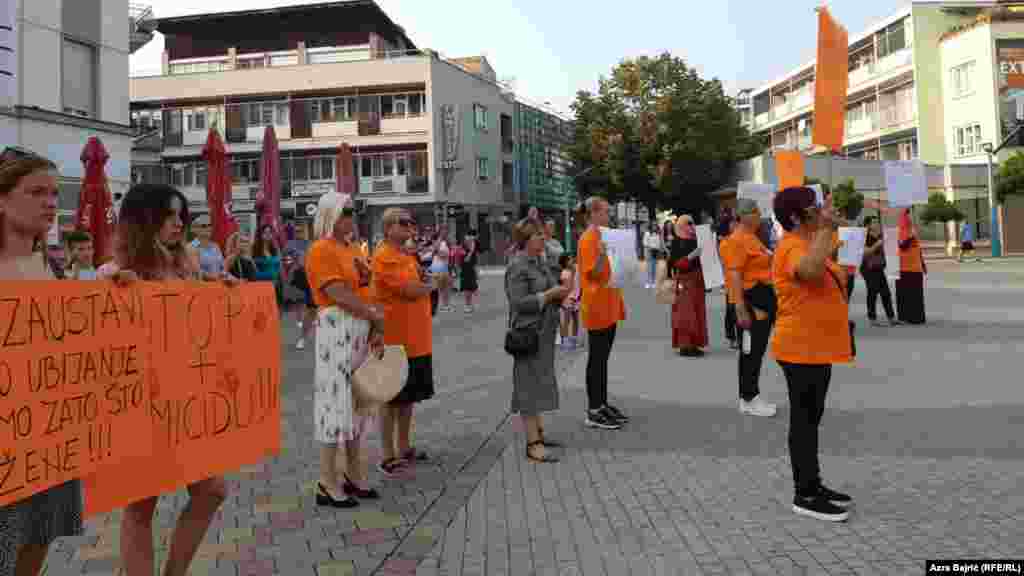 &quot;Svjedočimo svakodnevno raznim oblicima nasilja nad ženama. Odmah nakon informacije o ubistvu Nizame Hećimović u Gradačcu izišle smo na ulice Bihaća, istog dana, i ponovile naše zahtjeve&ldquo;, kaže Enisa Raković, direktorica Organizacije &ldquo;Glas žene&rdquo; koja je organizator protest u Bihaću 18. augusta.