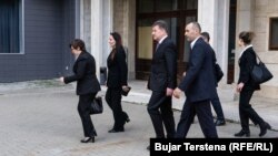 Nakon sastanka s Osmani, Lajčak na putu prema zgradi Vlade Kosova.