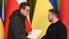 Польский премьер передаёт Зеленскому документацию по «Леопардам», Киев 24 февраля 2023 года 