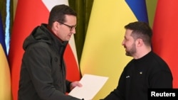 Польский премьер передаёт Зеленскому документацию по «Леопардам», Киев 24 февраля 2023 года 