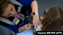 Medicinska sestra ubrizgava dozu vakcine protiv humanog papiloma virusa (HPV) u Francuskoj, 9. oktobar 2023.