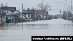 Казакстандын Павлодар калаасындагы суу каптаган көчө жана үйлөр. 14-апрель, 2024-жыл 