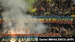 Ultrașii de la Uniți sub Tricolor au afișat bannere pe care scria „Kosovo e Serbia”. 