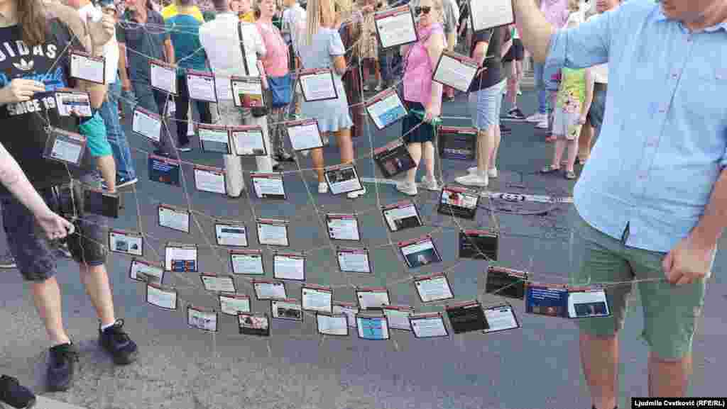 Učesnici protesta napravili su "botovsku mrežu", kao odgovor na spisak više od 14. 000 naloga na društvenim mrežama koji navodno organizovano dele sadržaj sličan onom koji se deli preko zvaničnih kanala Srpske napredne stranke.