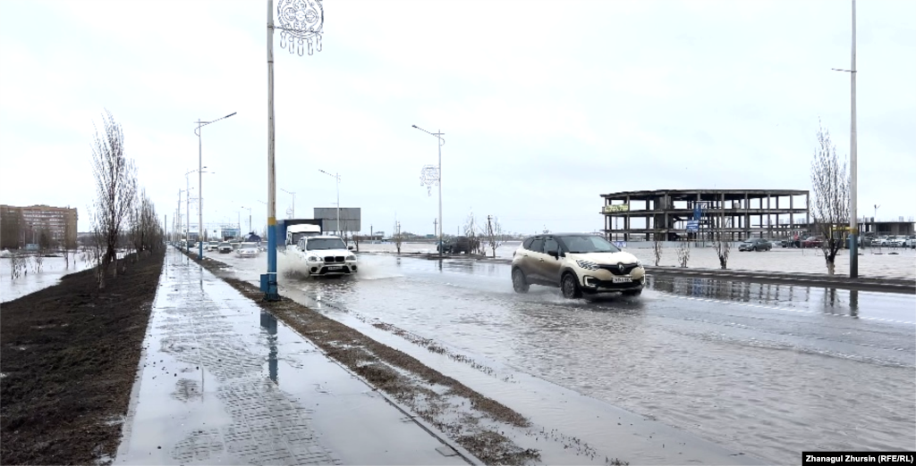 28 марта в Актобе ввели режим ЧС. Власти региона провели экстренное заседание, на котором приняли решение об эвакуации в безопасное место сотен семей из домов вдоль рек Илек и Каргалы 