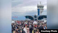 Сотни людей в надежде на эвакуацию в аэропорту Степанакерта
