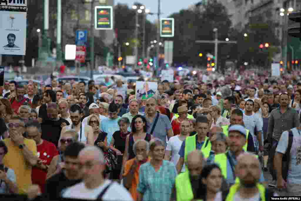 Protesti "Srbija protiv nasilja" održavaju se svake sedmice nakon dva masovna ubistva 3. i 4. maja dogodila u Beogradu i okolini Mladenovca, u kojima je stradalo 19 osoba, među kojima je najviše dece. 