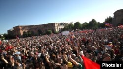 Еревандагы митингге чыккандар. 9-май, 2024-жыл.