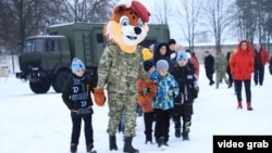 Djeca iz okupiranih dijelova Ukrajine posjećuju vojnu lokaciju u Bjelorusiji koja je dio navodnog kampa kako bi ih izvukli iz ratne zone. Međutim, postoje dokazi da se kampovi koriste za indoktriniranje ukrajinske omladine ruskom ideologijom.