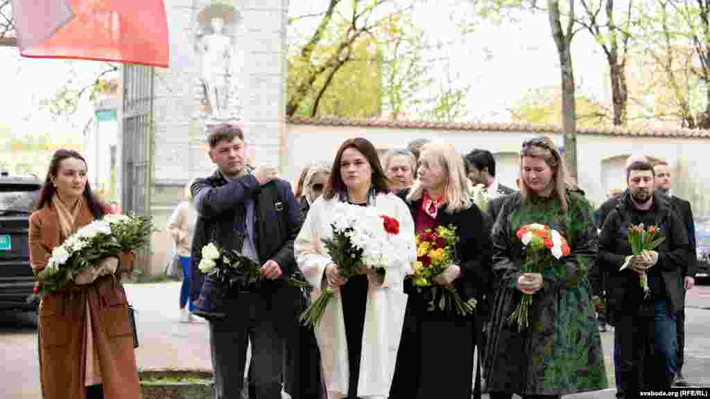 Сьвятлана Ціханоўская з дыпляматамі нясуць кветкі да помніка «Маці Чарнобыля» ў Вільні. 26 красавіка 1986 году выбухнуў чацьвёрты блёк чарнобыльскага рэактара. Аварыя на Чарнобыльскай АЭС лічыцца самай вялікай тэхнагеннай катастрофай XX стагодзьдзя.