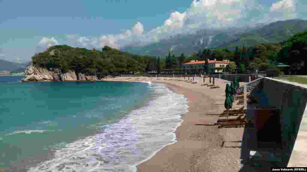 Još skuplje je iznajmljivanje plažnog mobilijara na plaži hotela Miločer, koji košta 220 eura. Za sada nema propratnih ugostiteljskih sadržaja. Kako je za RSE saopšteno iz Javnog preduzeća Morsko dobro, koje gazduje crnogorskom obalom, Adriatic Properties je platio godišnju naknadu za zakup hotelskih plaža ukupno 77,5 hiljada eura, bez PDV-a. 