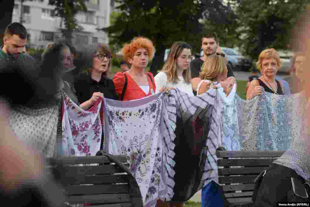 "Marame su simbol žena Srebrenice, žena Bosne i Hercegovine koje su i danas nositeljke mira, koje žive u svim tim sredinama", navela je Sofija Todorović iz nevladine Inicijative mladih za ljudska prava (YIHR). Inicijativa mladih je, uz Forum ZFD i još nekoliko nevladinih udruženja, pozvala na skup u Beogradu. 