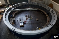 Radnici montiraju novi generator Hidroelektrane "Đerdap 1". Reč je o najvećoj brani na Dunavu i jednoj od većih u Evropi.