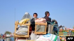 د کډوالو یوه کورنۍ د تورخم په لار افغانستان ته روانه ده: انځور له ارشیفه