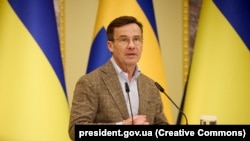 Уряд Швеції домовився про створення трирічної рамкової програми військової підтримки України на загальну суму 75 млрд шведських крон (на фото прем’єр-міністр Швеції Ульф Крістерссон під час візиту до України. Київ, 15 лютого 2023 року)