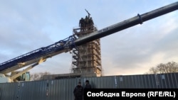 Във вторник се появи кран до Паметника на Съветската армия