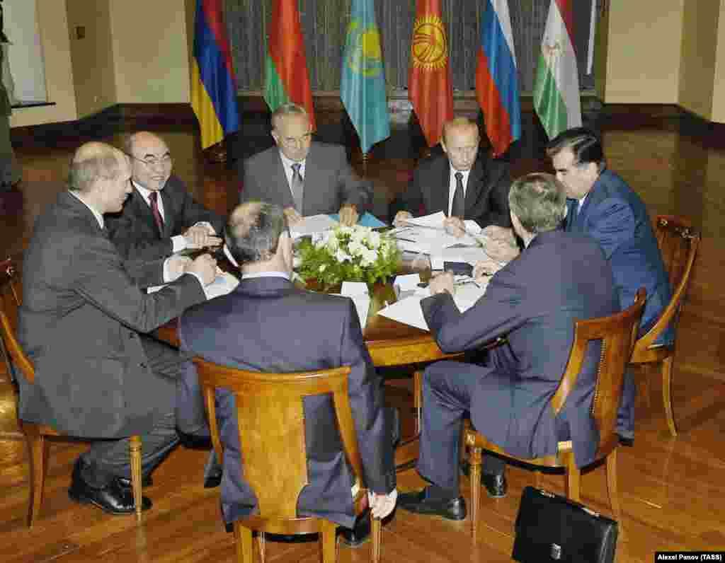 Эта фотография, сделанная в июне 2004 года, один из первых снимков, запечатлевших встречу глав военного альянса Организации Договора о коллективной безопасности (ОДКБ). На снимке изображены президенты (слева направо): Александр Лукашенко (Беларусь), Аскар Акаев (Кыргызстан), Нурсултан Назарбаев (Казахстан), Владимир Путин (Россия), Эмомали Рахмон (Таджикистан), а также генеральный секретарь ОДКБ Николай Бордюжа (спиной к камере справа) и президент Роберт Кочарян из Армении (спиной к камере на переднем плане) во время заседания организации в Астане, Казахстан 