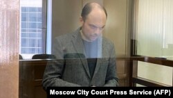 Ruski opozicionar Vladimir Kara-Murza osuđen je za izdaju i širenje "lažnih" informacija o ruskoj vojsci na sudu u Moskvi, 17. april 2023. 