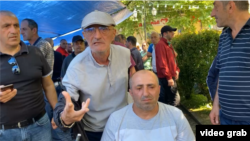 "ვერ ნახავთ მაღაროელს, ბანკის ვალი რომ არ ჰქონდეს. მოდიან კომპანიიდან და რასაც ჰქვია, დასაცინად გვიგდებენ... სანამ ჩვენი მოთხოვნა არ შესრულდება, ასე ვიქნებით", - ამბობს გაფიცული მაღაროელი გიორგი კუპატაძე. ჭიათურა, მაღაროელების გაფიცვა, 19 ივნისი, 2023 წ. 