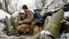 Un militar ucrainean pregătește obuze de artilerie de 155 mm într-o poziție lângă linia frontului - Zaporojie, Ucraina, 14 ianuarie 2024. 