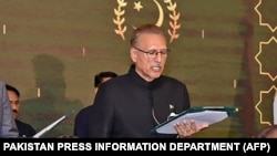 ولسمشر عارف علوي وايي اساسي قانون ورته د انتخاباتو نېټې ټاکلو واک ورکړی دی - انځور له ارشیفه