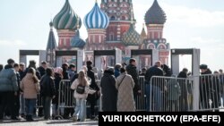 2024-жылдын 27-марты. Москва. "Крокус Сити Холлдогу" кол салуудан кийин эл Кызыл аянтка катуу текшерүүлөрдөн кийин киргизилип жаткан учур. 