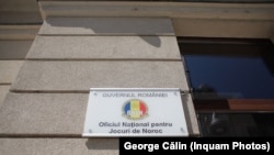 Oficiul Național pentru Jocuri de Noroc (ONJN) a fost înființat în 2013 și are ca atribiții principale coordonarea aplicării legilor în domeniu, autorizarea desfășurării de astfel de activități, dar și monitorizarea lor. Gestionează și un fond de „Joc responsabil”.