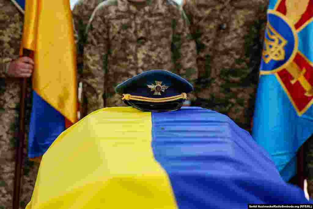 Поховали бойового пілота Валентина Коренчука на Лук’янівському військовому кладовищі Києва.