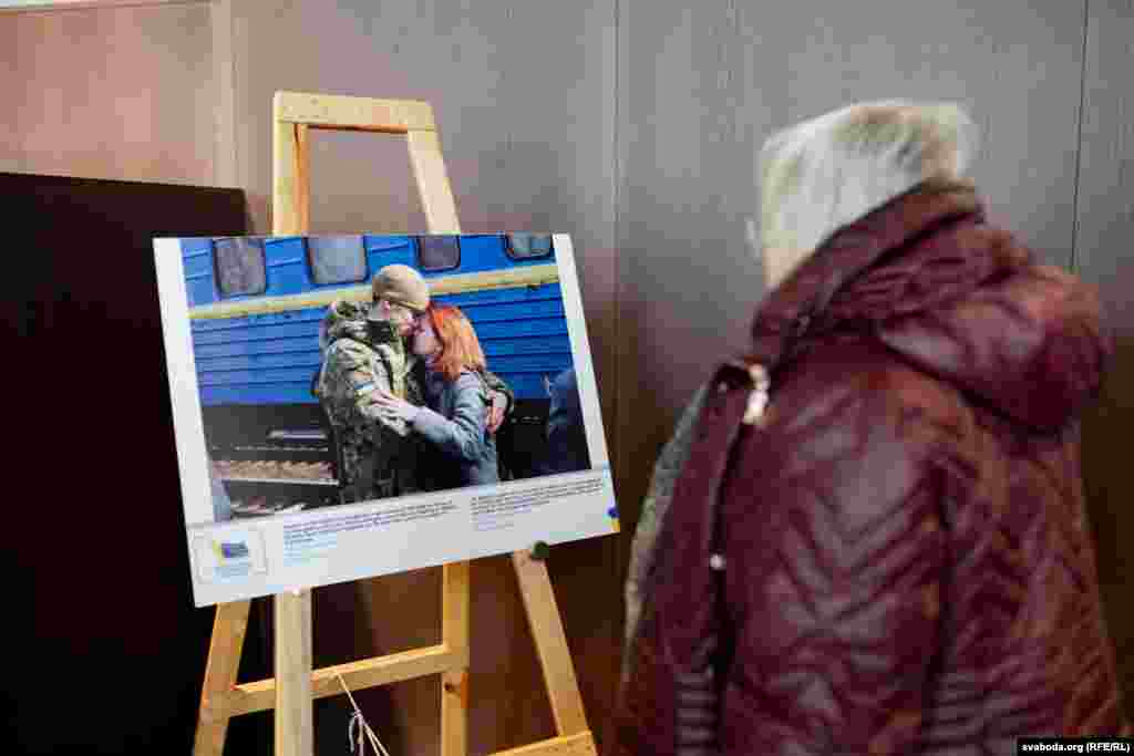«Мы бачым гэту вайну вачыма рэпартэраў. А гэтая выстава — даніна павагі іх прафэсыяналізму і даніна памяці тых, хто ахвяраваў сабой ці пацярпеў падчас жудасных падзеяў», — кажа старшыня БАЖ Андрэй Бастунец.