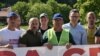 Petar Petković (drugi s desna), direktor kosovske kancelarije u Vladi Srbije, i Milan Radoičić (drugi s leva), potpredsednik vodeće partije kosovskih Srba, sa grupom građana iz Leposavića i Severne Mitrovice koji su se uputili pešice na miting u Beogradu, zakazan za petak. 