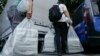Coadă la predarea buletinelor de vot către biroul electoral al Sectorului 1. 