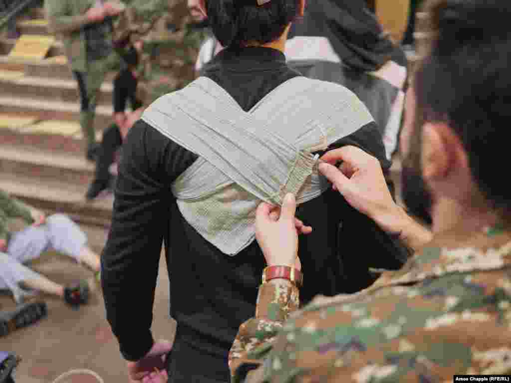 В свою очередь, в VOMA уверяют, что их миссия носит исключительно оборонительный характер и что цель организации — помочь Армении стать «дикобразом» региона, которого было бы «больно трогать». На фото — обучение технике наложения кровоостанавливающего жгута при ранении в грудную клетку 
