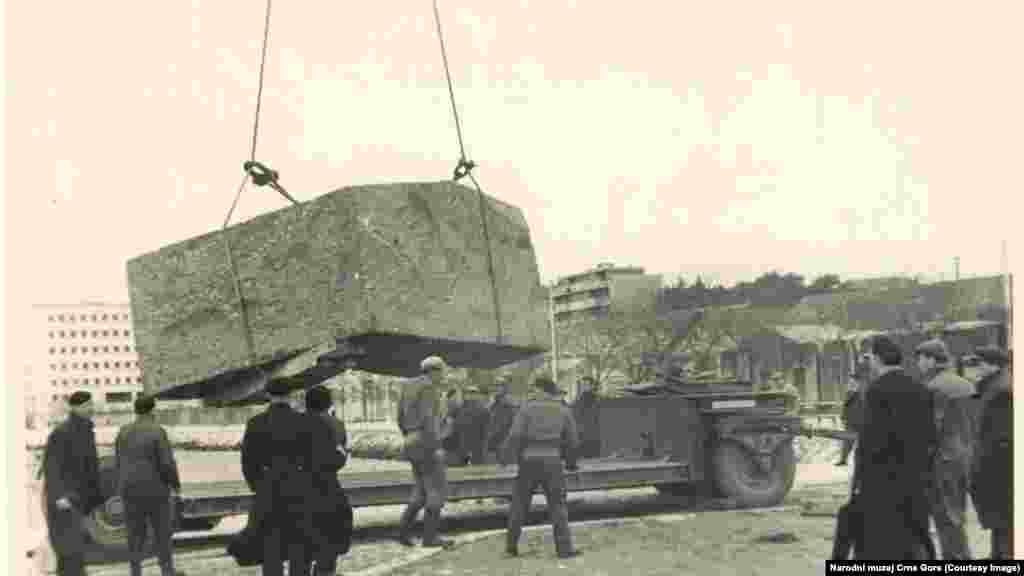 Od oko 50 tona jablaničkog granita, Andrija Krstulović, učenik Ivana Meštrovića, napravio je skulpture Njegoša i dvije karijatide, figure crnogorskih žena. Fotografija dopremanja granita u splitsku luku.