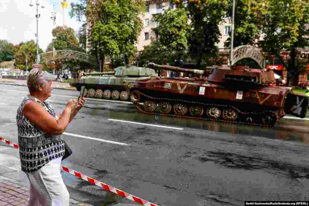 Перехожі на Хрещатику фотографують російську техніку, знищену в боях Силами оборони України. Київ, 21 серпня 2023 року