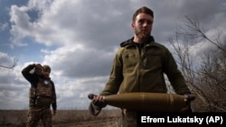 Українські солдати. Своїми спинами вони прикривають Європу. Біля Бахмута. Україна. 25 березня 2024 року