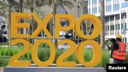 Radnici ispred logotipa Expo 2020 uoči ceremonije otvaranja u Dubaiju, Ujedinjeni Arapski Emirati, 30. septembra 2021.
