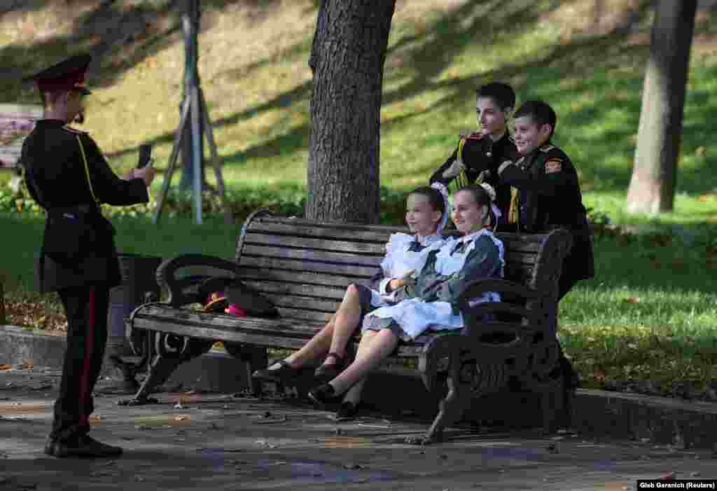 Юные курсанты и школьницы позируют для фото в Киеве. Украинцы часто называют российские войска некомпетентными после неудач на поле боя в 2022 году и отправки на фронт тысяч заключённых. Тем не менее долгожданное летнее контрнаступление Украины принесло лишь незначительные успехи. Похоже, российские силы теперь более эффективны. Потери с обеих сторон растут