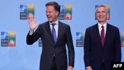 Mark Rutte, proaspăt nominalizat secretar general al NATO, alături de Jens Stoltenberg, șeful NATO timp de zece ani