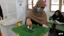 په پېښور کې یوه ښځه د فبرورۍ اتمې په انتخاباتو کې رایه کاروي.